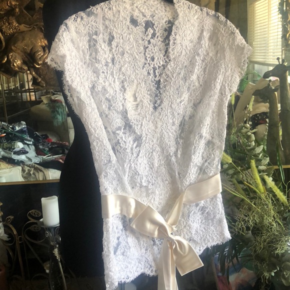 Gorgeous lace form fitted blouse with bow belt 8 - Picture 7 of 10